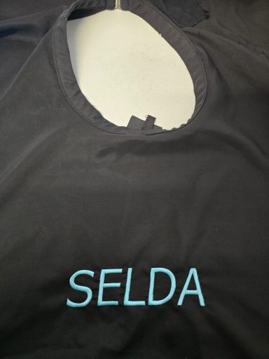 Bestickte Schürzen für Friseursalons