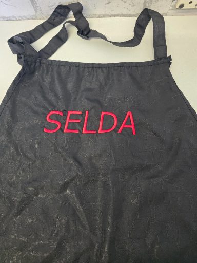 Bestickte Schürzen für Friseursalons