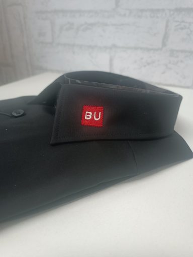 Businesshemden auf Kragen bestickt